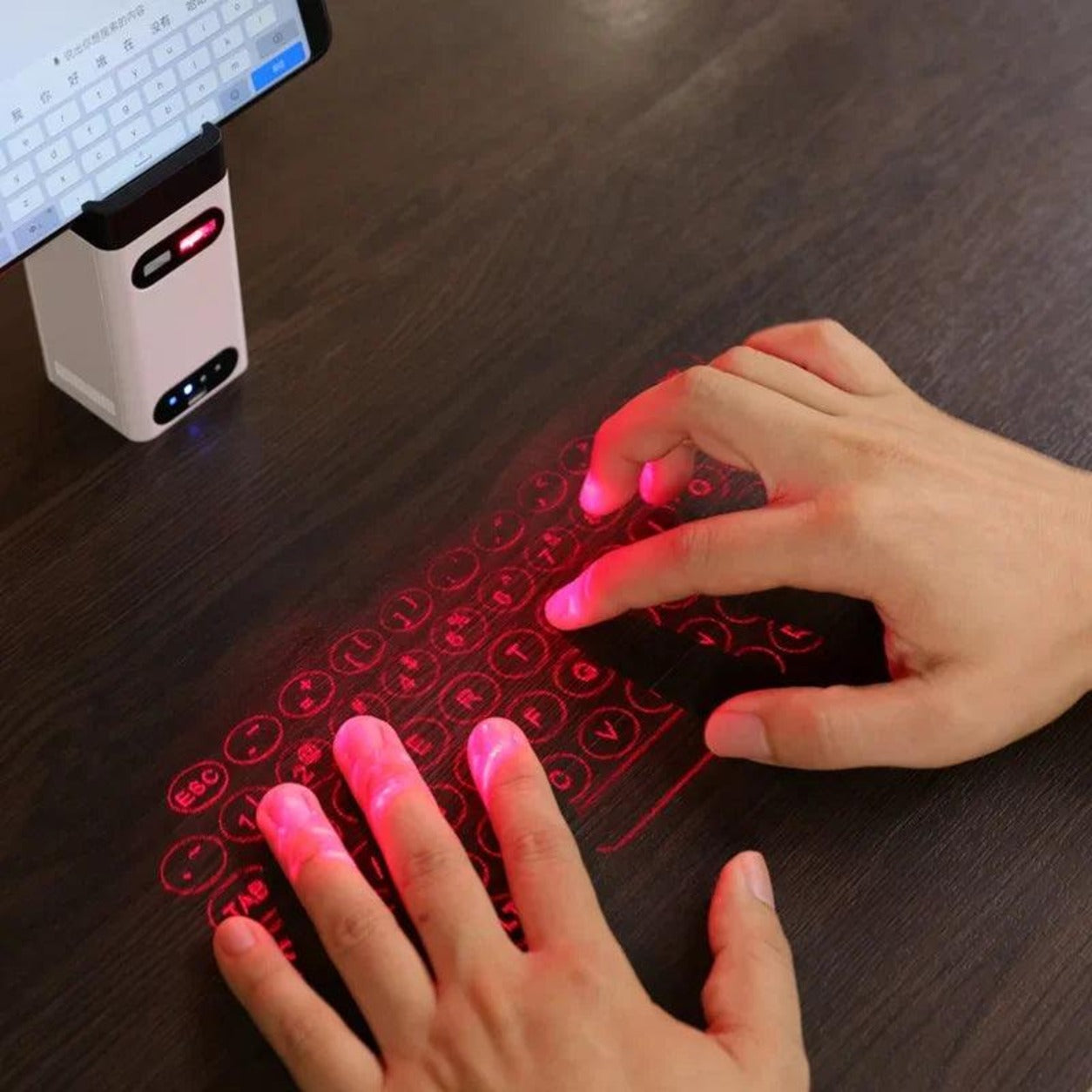 Clavier LaserTech en utilisation, projection du clavier rouge