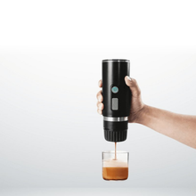 Machine à café portable – extraction en main