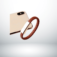 Majestic Connect – bracelet câble marron connecté à un téléphone