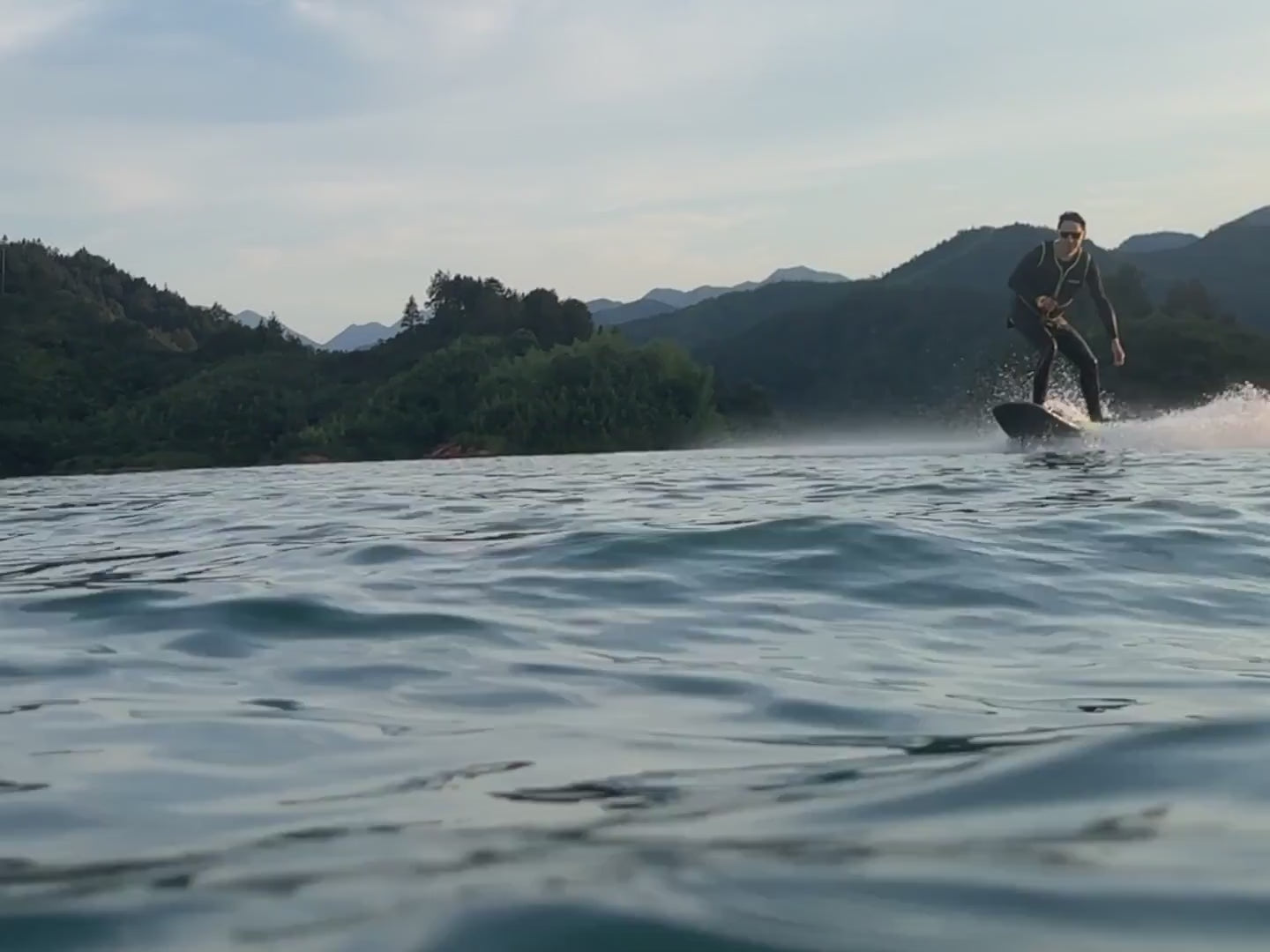 RUSH WAVE RIDER H1 en navigation sur l’eau