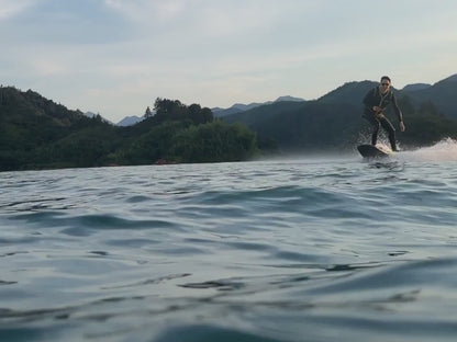 RUSH WAVE RIDER H1 en navigation sur l’eau