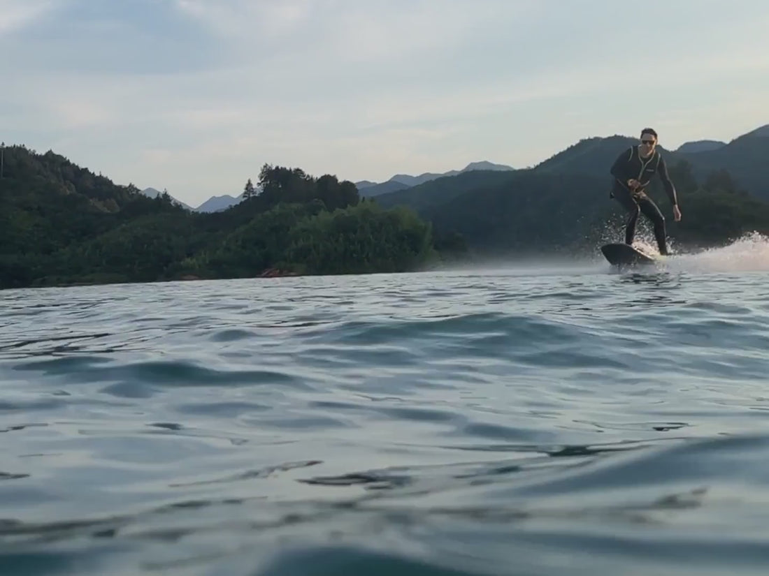 Video laden: RUSH WAVE RIDER H1 en navigation sur l’eau