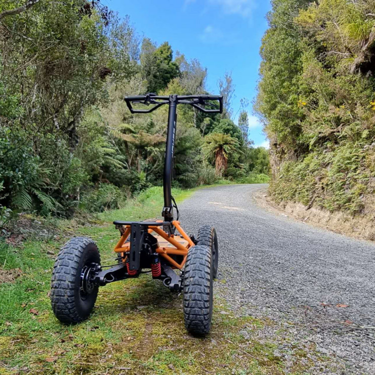 VEE-HOP 4x4 électrique sur un chemin extérieur