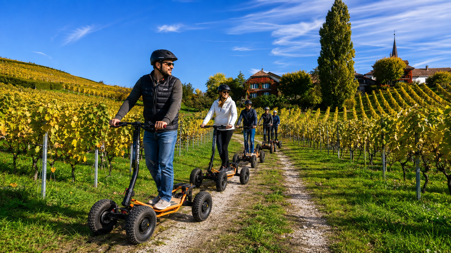 Participants Ride & Wine en VEE-HOP 4x4 sur un chemin entre les vignes vaudoises