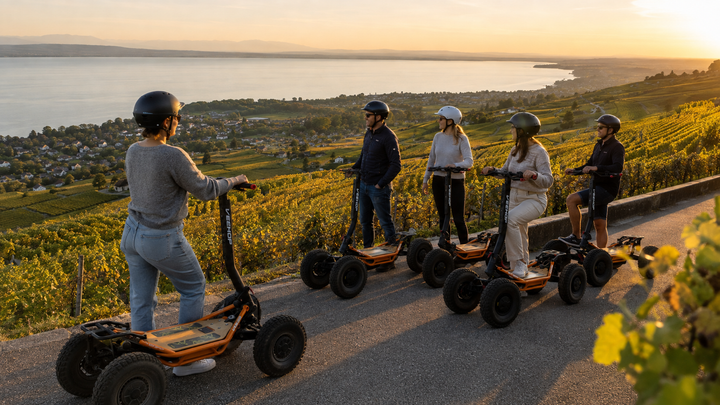 Pause panoramique Ride & Wine avec plusieurs VEE-HOP 4x4 au-dessus du lac