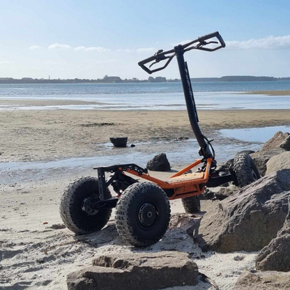 VEE-HOP 4x4 électrique tout-terrain sur les rochers en bord de mer
