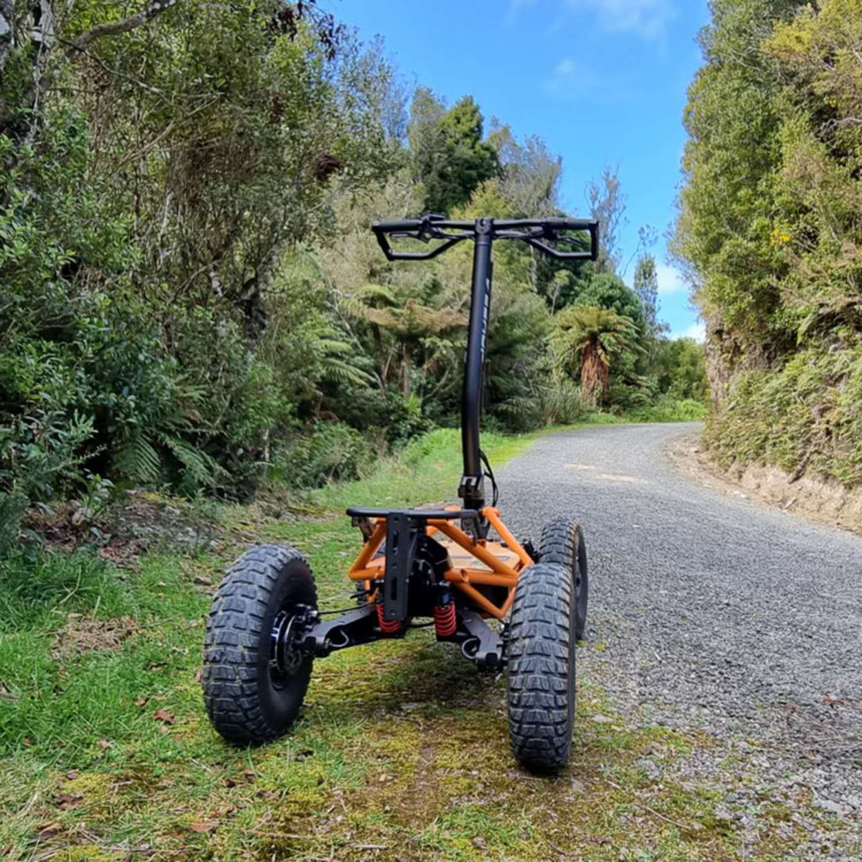 Vue arrière du VEE-HOP 4x4 sur un chemin
